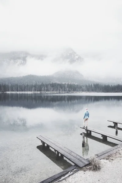 Turista no lago de montanha de inverno — Fotografia de Stock