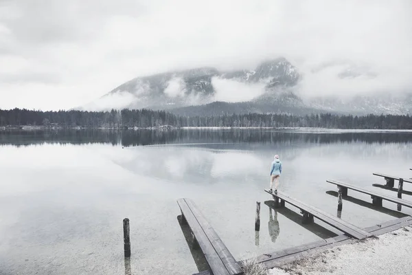 Tourist at winter mountain lake — Stock Photo, Image