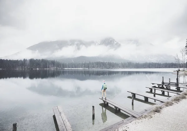 Turista no lago de montanha de inverno — Fotografia de Stock