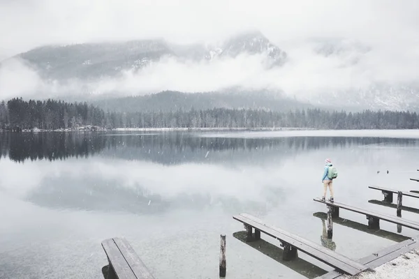 冬の山の湖で観光 — ストック写真