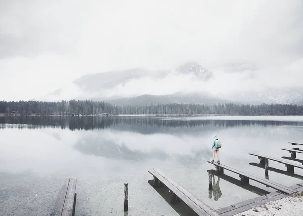 Turista no lago de montanha de inverno — Fotografia de Stock