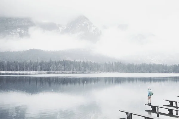 Tourist am winterlichen Bergsee — Stockfoto