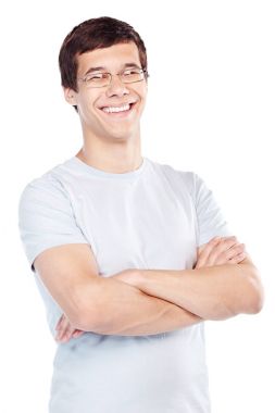 çapraz kollar ile gülümseyen adam
