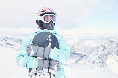 genç kadın snowboard