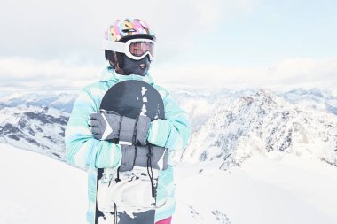 genç kadın snowboard