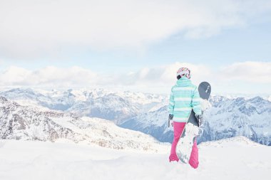 genç kadın snowboard