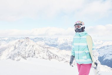 genç kadın snowboard