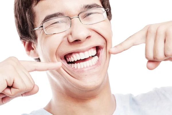 Guy ukazující jeho zdravý úsměv — Stock fotografie