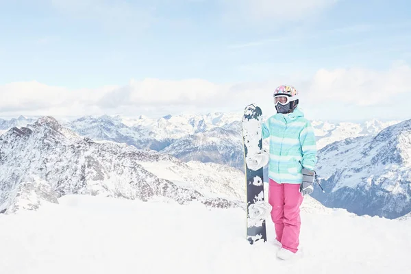 Jonge vrouw met snowboard — Stockfoto