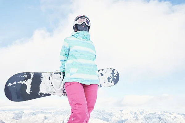 Mujer joven con snowboard —  Fotos de Stock