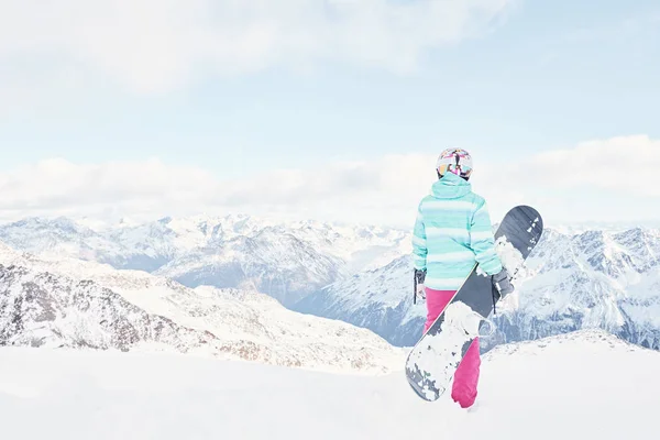 Mujer joven con snowboard —  Fotos de Stock