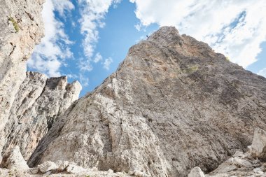 Uçurumdan rappelling dağcı