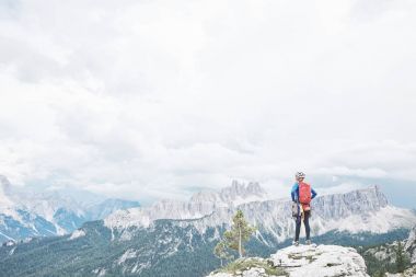 Kaya tırmanışçısı Dolomites içinde