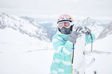 genç kadın snowboard