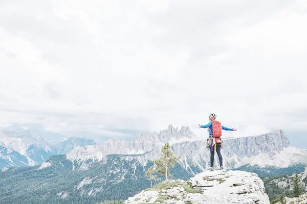 Alpinista desfrutando de Dolomitas — Fotografia de Stock