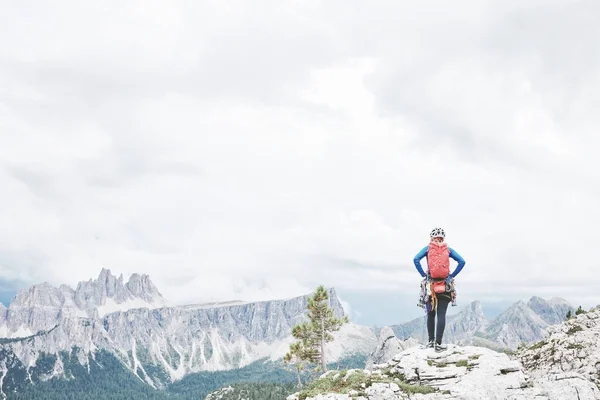 Скеля climber у регіоні Доломітові Альпи — стокове фото