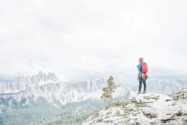 Скеля climber у регіоні Доломітові Альпи — стокове фото