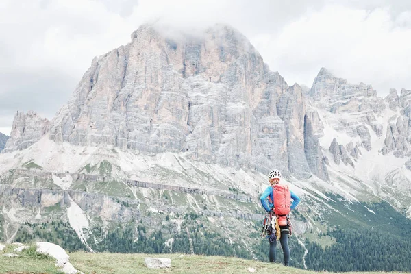 Alpinista perto de Tofana di Rozes — Fotografia de Stock