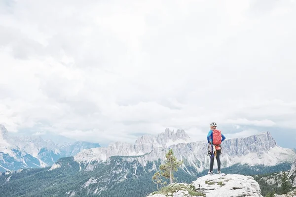 Rock klimmer in de Dolomieten — Stockfoto