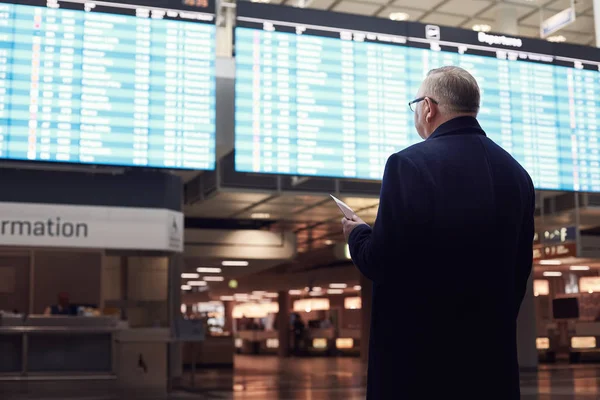 Mann nahe Flugplan — Stockfoto