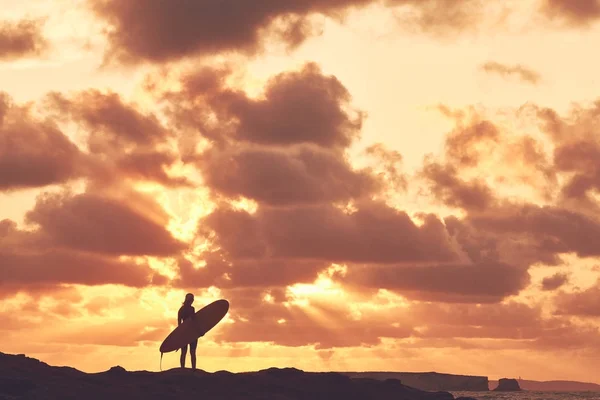 Surfista chica silueta en la puesta del sol — Foto de Stock