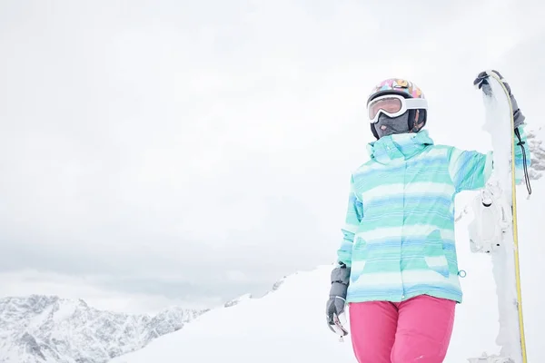 Νεαρή γυναίκα με snowboard — Φωτογραφία Αρχείου