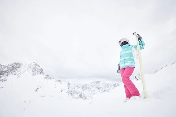 Mujer joven con snowboard — Foto de Stock