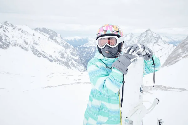 Jonge vrouw met snowboard — Stockfoto