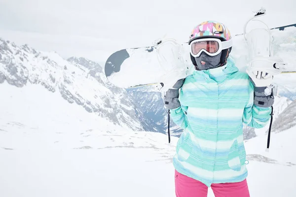 Jonge vrouw met snowboard — Stockfoto