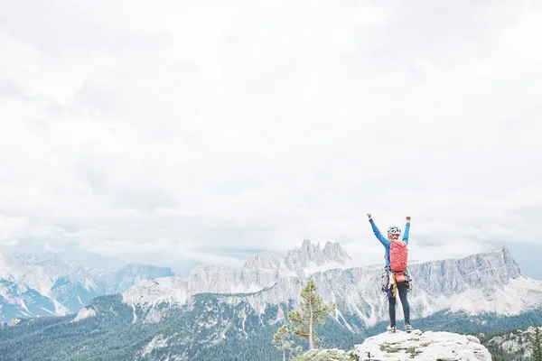 Happy rock climber in Dolomites — Stock Photo, Image