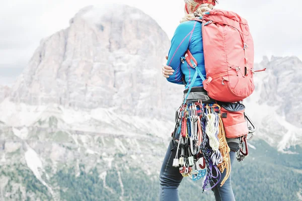 Trad climbing gear rack — Stock Photo, Image