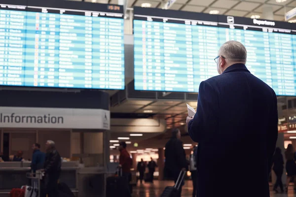 Ο άνθρωπος κοντά στο χρονοδιάγραμμα της αεροπορικής εταιρείας — Φωτογραφία Αρχείου