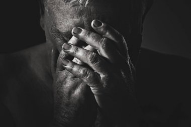 Yüzündeki elle komuta sizde