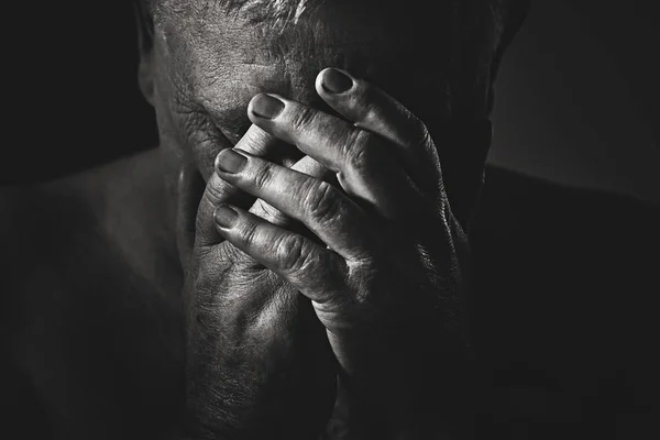 Senior pria dengan tangan di wajah — Stok Foto