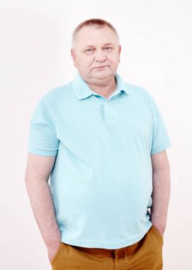Elleri ceplerinde olan Kıdemli