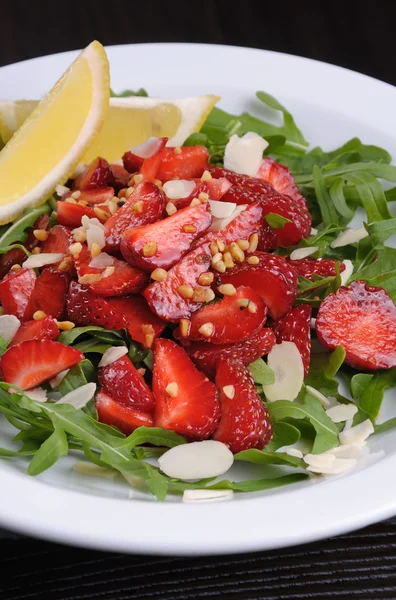 Arugula salad with strawberries — Stock Photo, Image