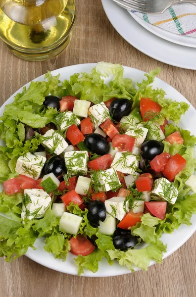 Ensalada de verduras con feta y aceitunas —  Fotos de Stock