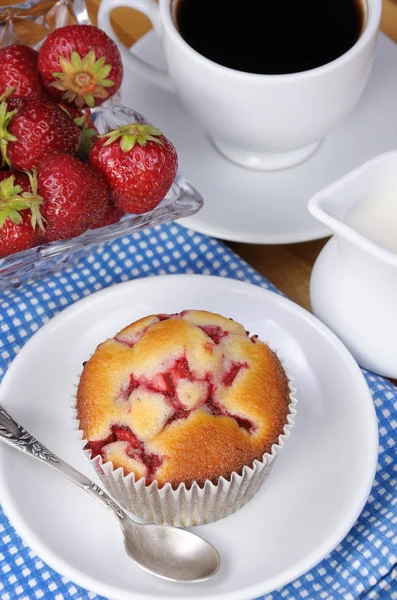 Muffin with strawberries — Stock Photo, Image