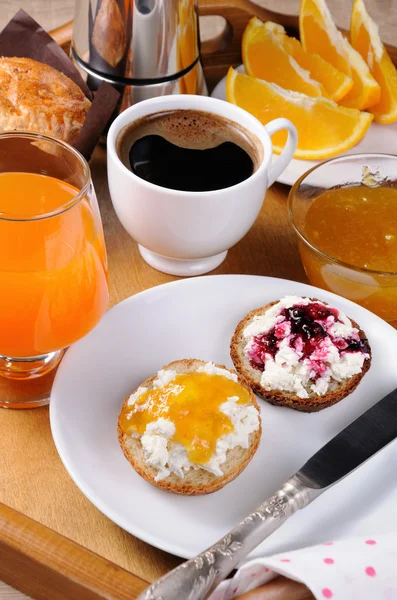 Breakfast of bun with ricotta — Stock Photo, Image