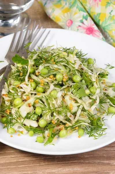 Kål sallad med ärtor — Stockfoto