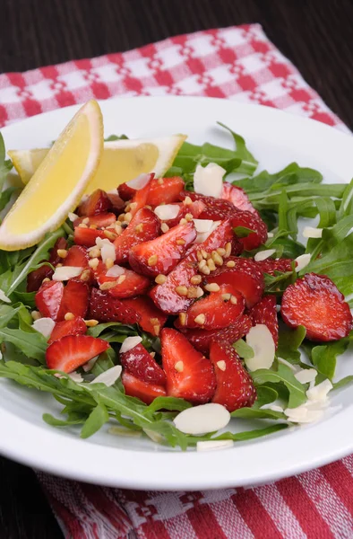 Arugula salad with strawberries — Stock Photo, Image