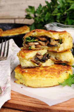 Patatesli çörek (zrazy) ile mantar dolması