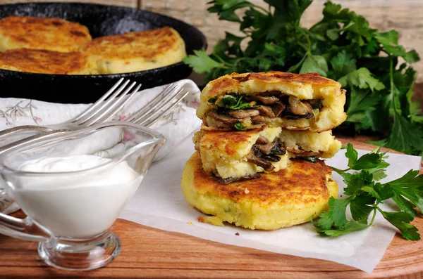 Potato cakes (zrazy) stuffed with mushrooms — Stock Photo, Image