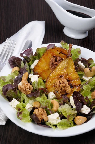 Салат с карамельной грушей — стоковое фото