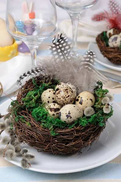 Ovos de Páscoa de codorniz em um ninho na mesa de madeira — Fotografia de Stock