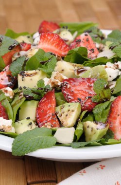 çilek salatası