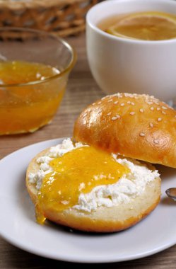 Topuz ricotta ve reçel ile