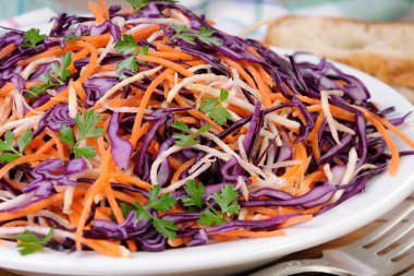 Kırmızı lahana salatası