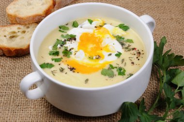 haşlanmış yumurta ile krem patates çorbası
