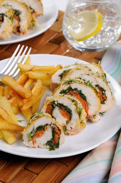 Rollo de pechuga de pollo con espinacas y zanahorias — Foto de Stock